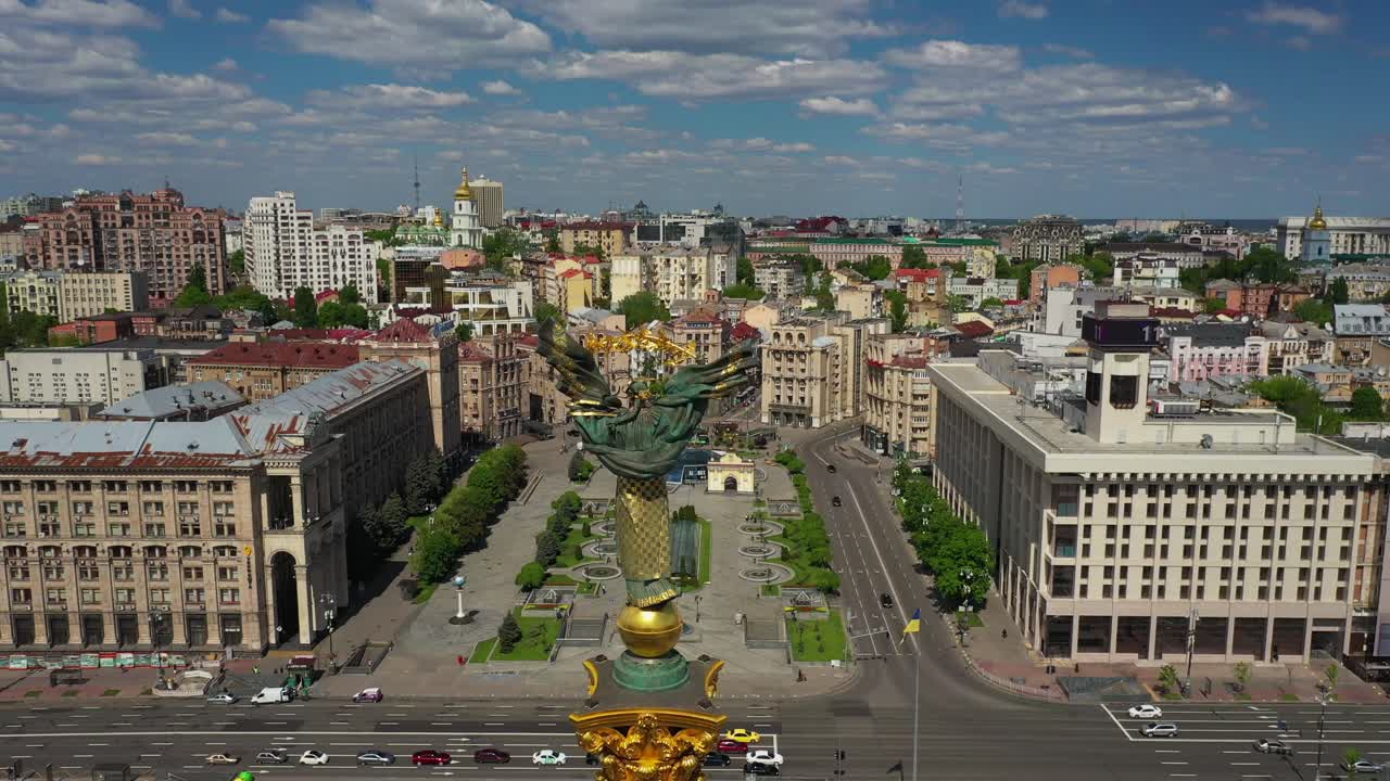 vista aérea del paisaje de la ciudad de kiev y el monumento