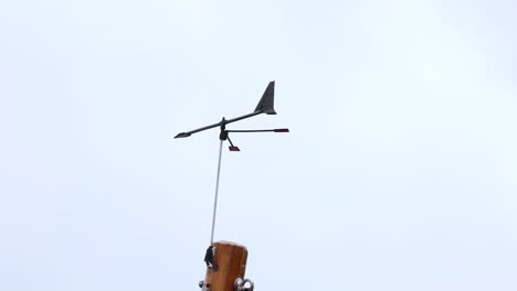 brújula de viento girando en la brisa