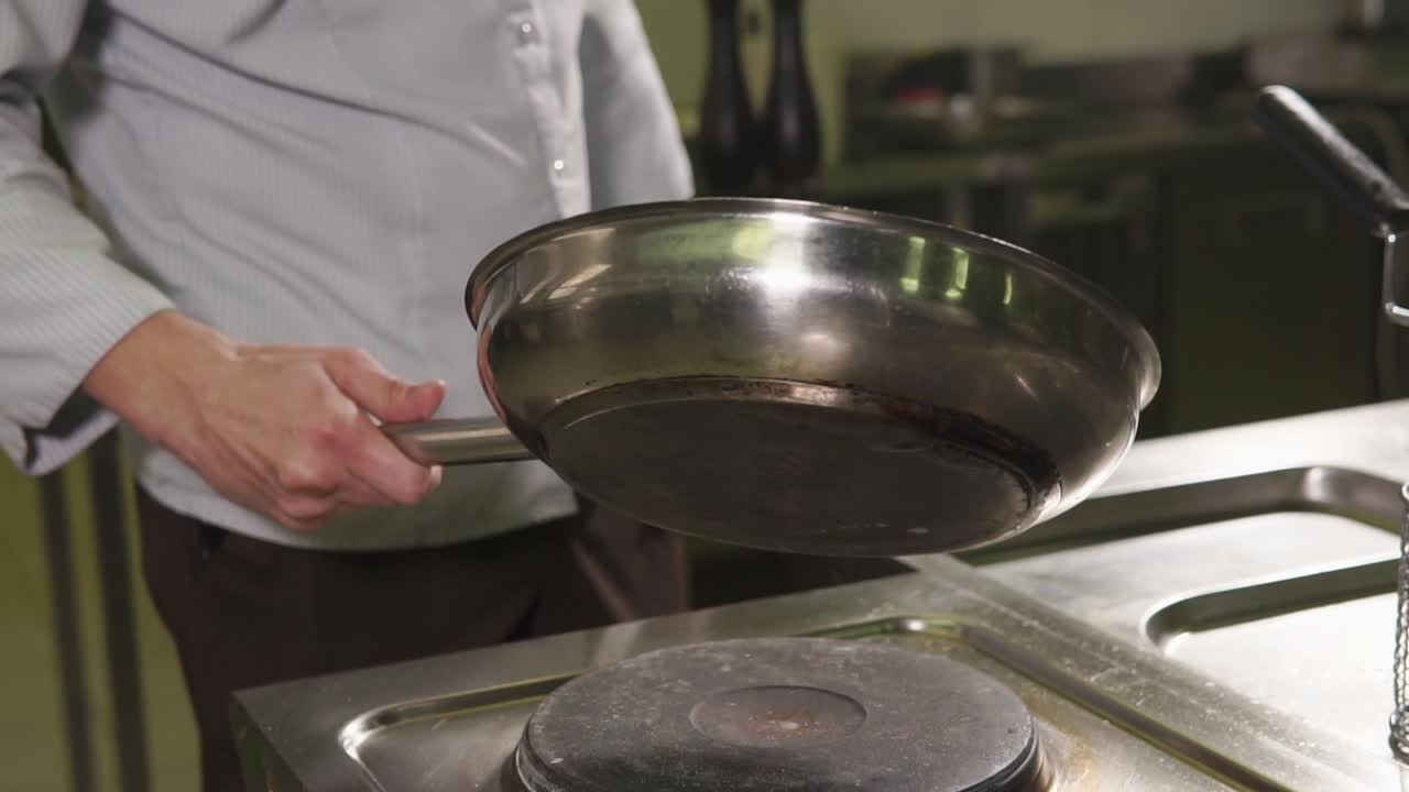 Chef che cucina in una cucina