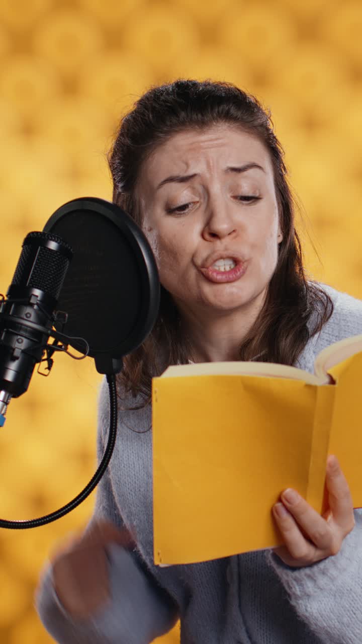 Doppiaggio espressivo di una donna e lettura da un libro