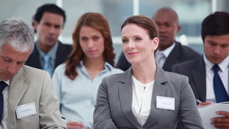 personas de negocios escuchando en una conferencia