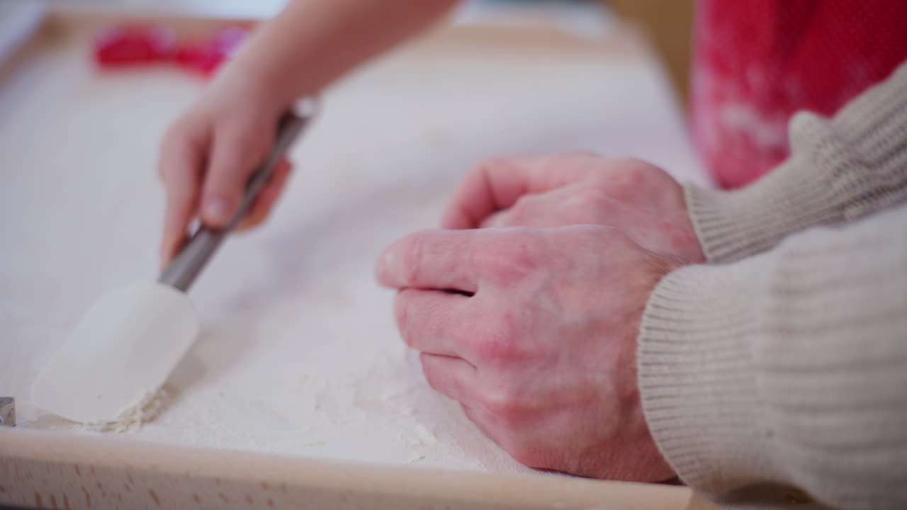 반죽을 기고 휴일 베이킹을 준비하는 일