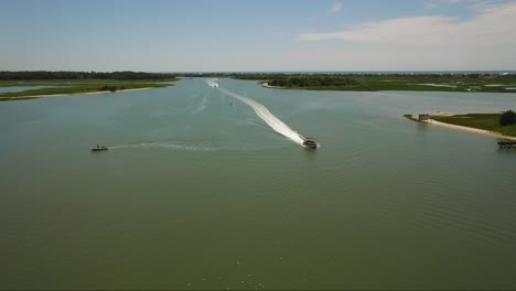 drone rastreando un barco en el canal intracostero cerca de ocean isle beach carolina del norte