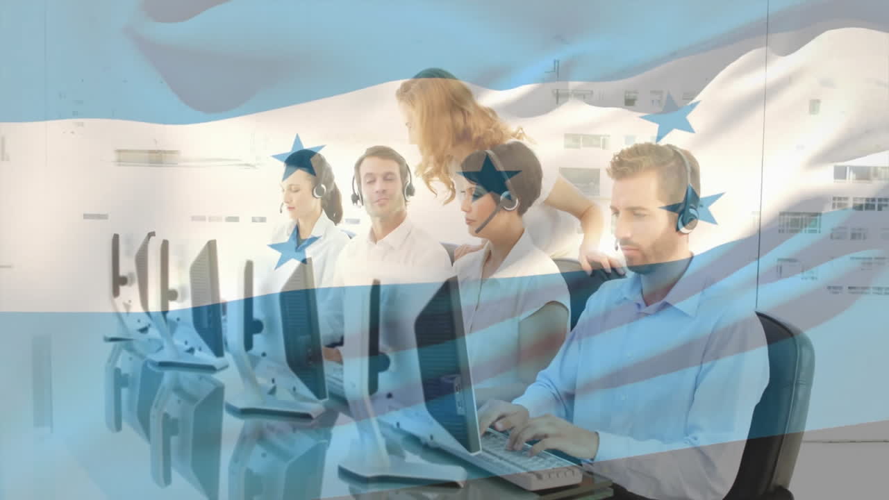 en las computadoras, el equipo de servicio al cliente trabajando con la animación de la bandera de honduras en el fondo