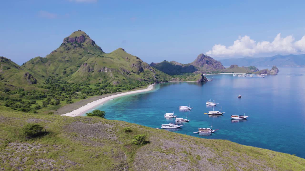 la impresionante isla de komodo en indonesia, estableciendo una antena en un día soleado