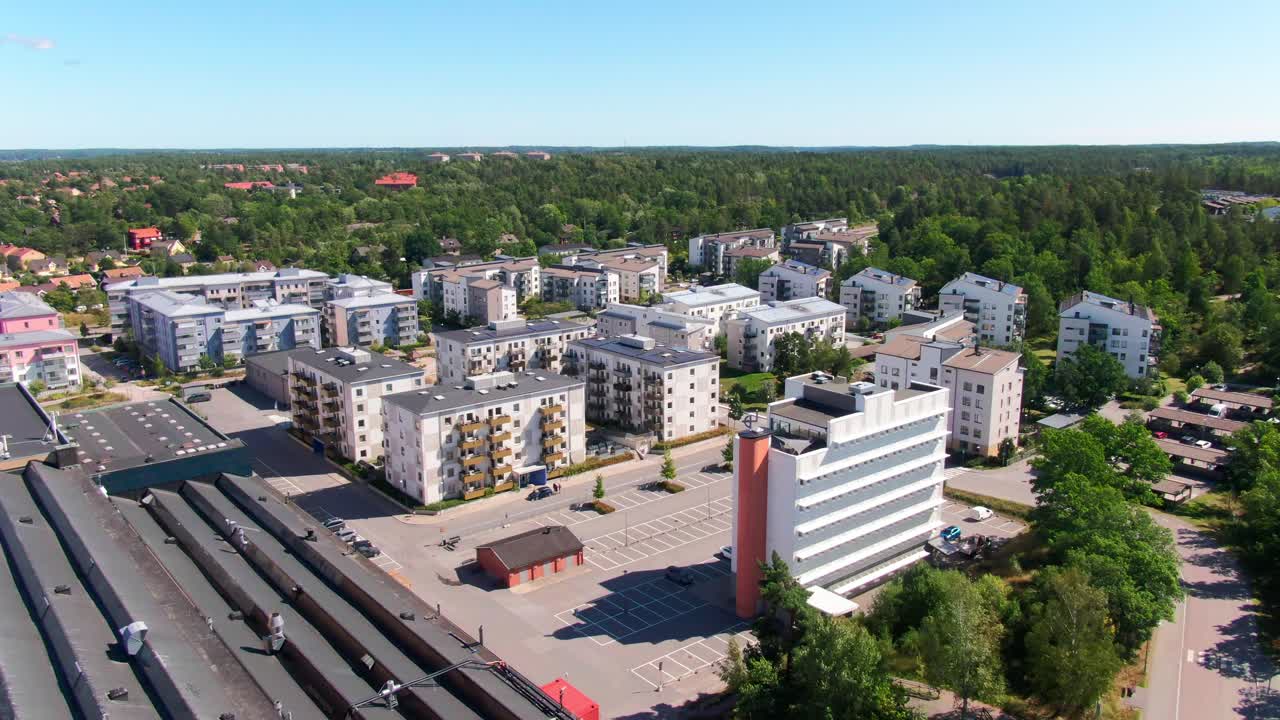 Vista aerea che mostra il patrimonio industriale di Gustavsberg che incontra i nuovi sviluppi urbani sul mare