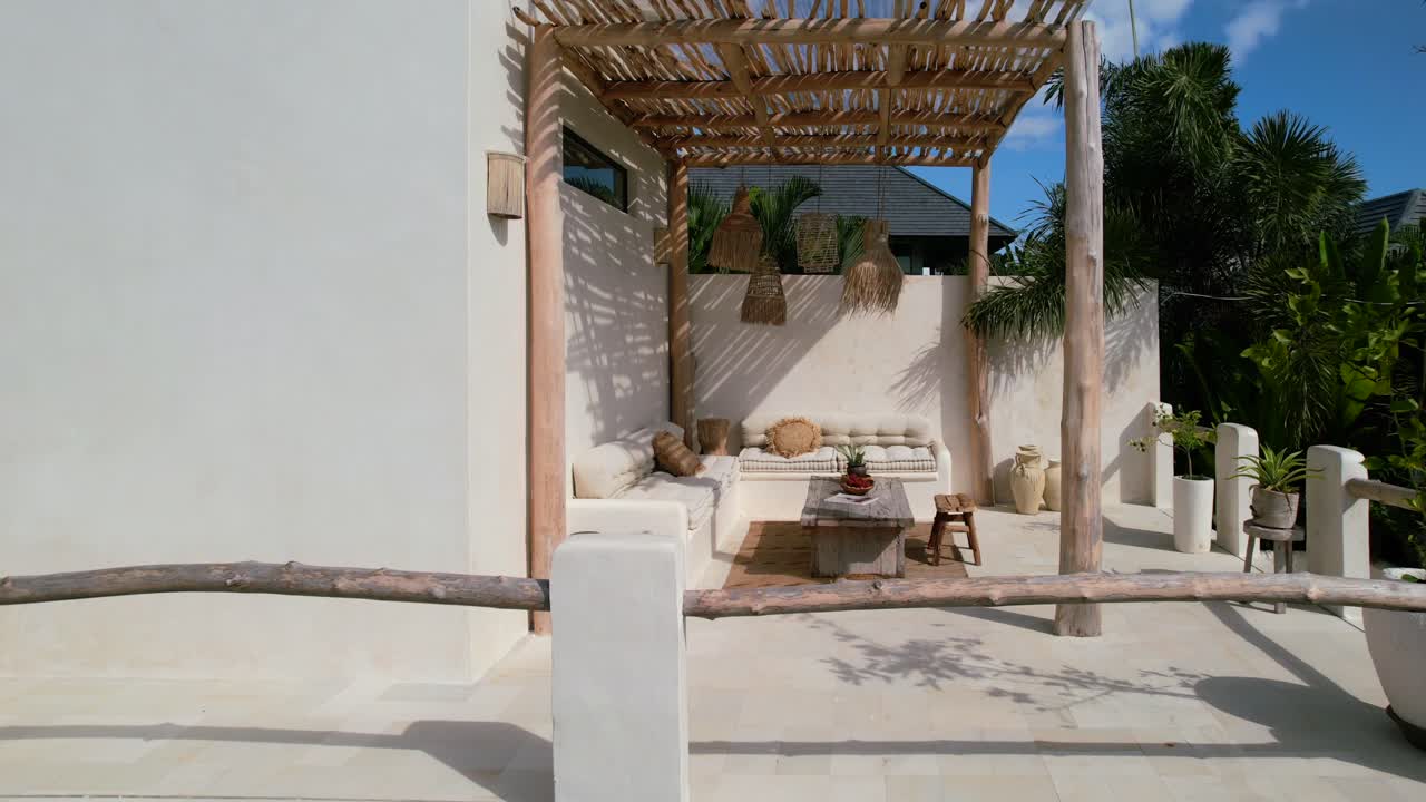 antena del concepto de villa con balcón bohemio tropical en bali, indonesia