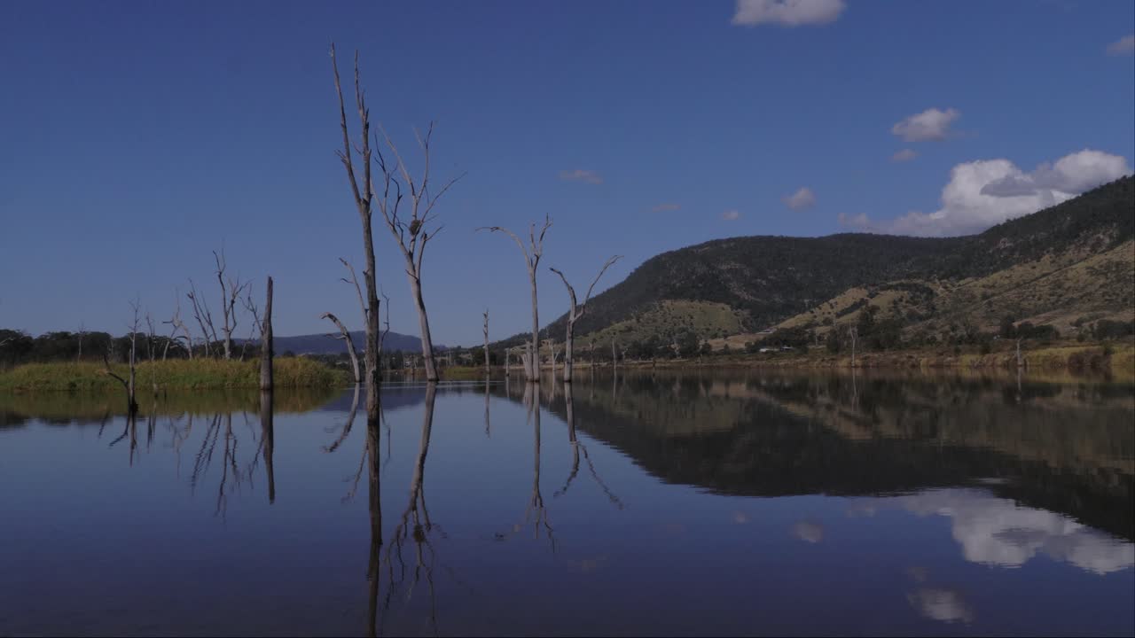 el idílico paisaje del lago somerset al atardecer en queensland, australia - toma amplia