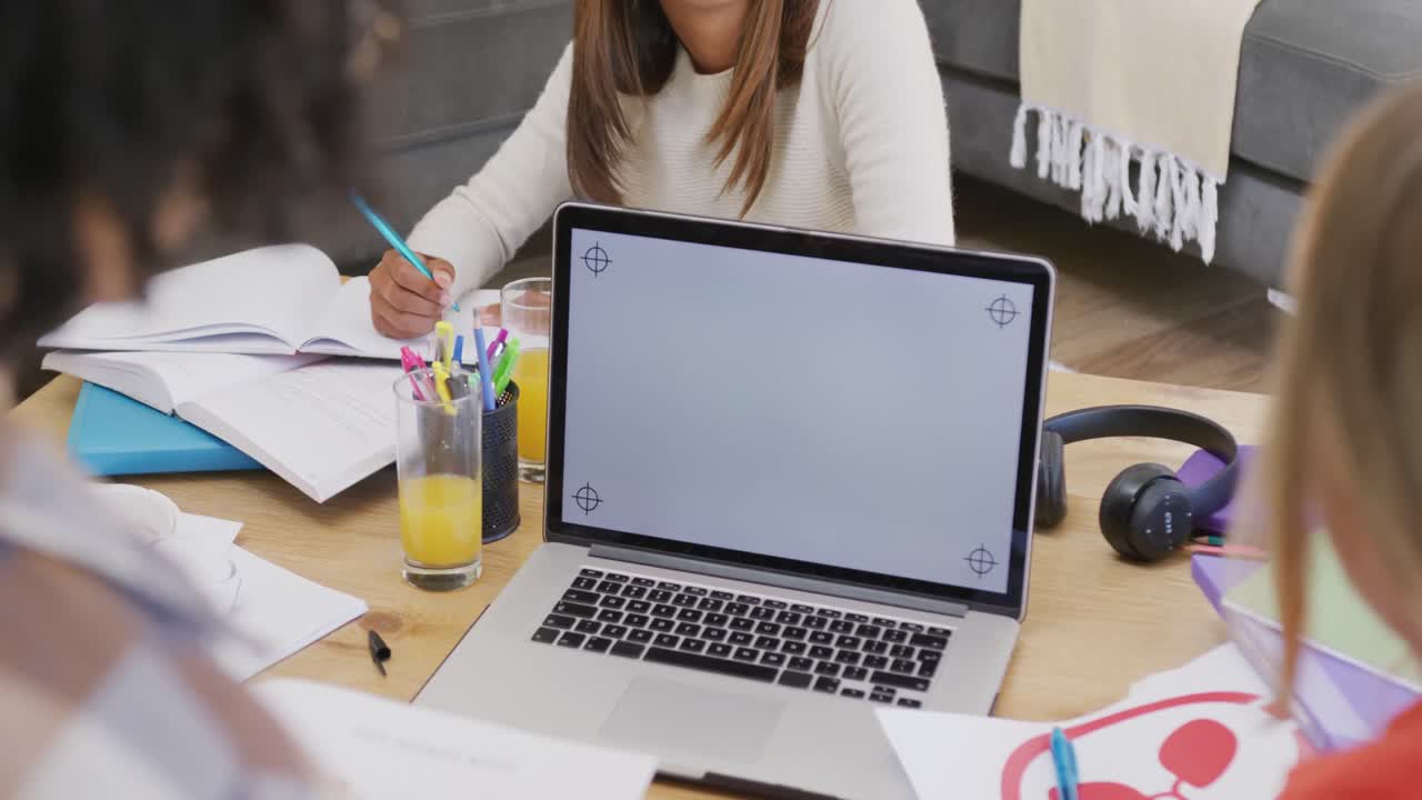 diversas amigas adolescentes, portátil con espacio para copiar y aprender juntas en casa, cámara lenta