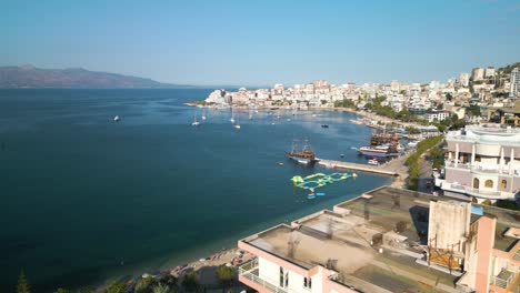 Una-Toma-Cinematográfica-De-Un-Dron-Revela-La-Bahía-De-Saranda-En-Un-Hermoso-Día-De-Verano-En-Albania