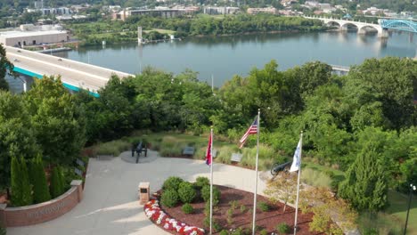 banderas con vistas al río tennessee en chattanooga, tn, estados unidos