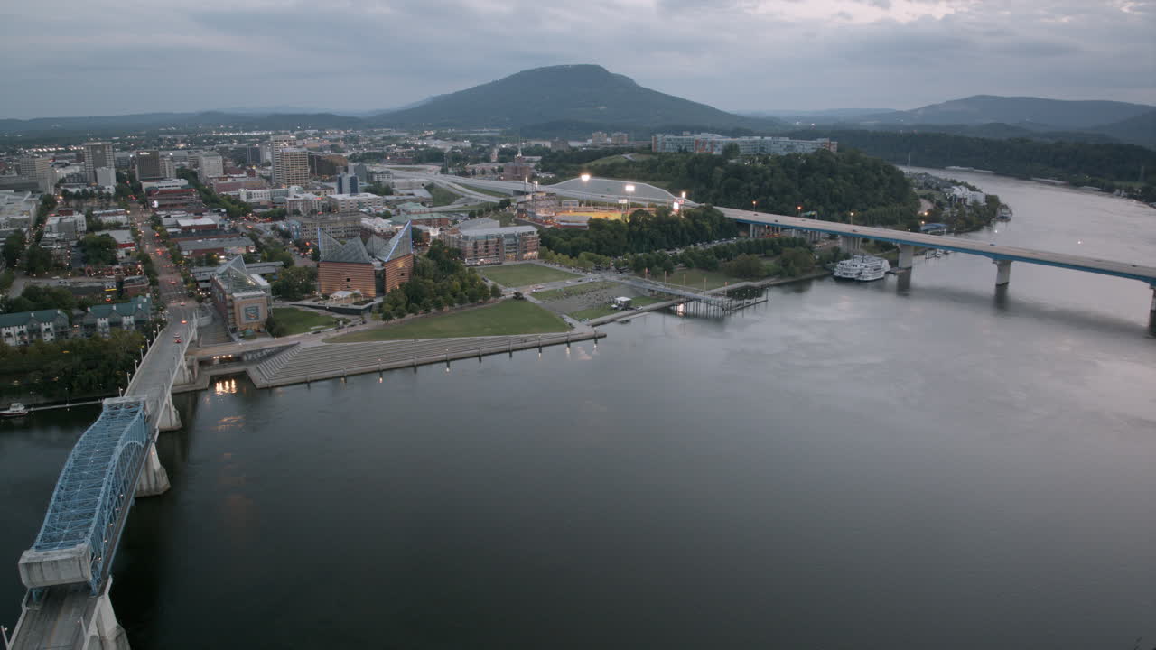 hiperlapso aéreo durante la puesta del sol que muestra el acuario de tennessee, el río tennessee y la montaña lookout