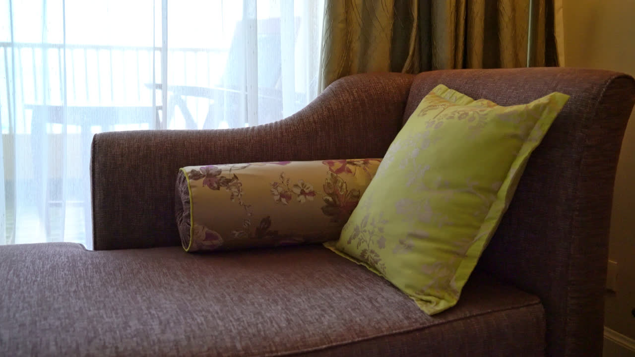 Cómoda decoración de almohadas en la cama en la habitación del hotel