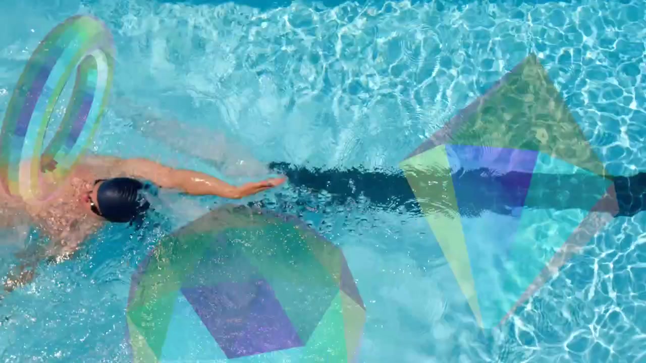 Nadador masculino entrando pelo lado esquerdo do quadro, fazendo voltas esportivas na raia, passando por sobreposições flutuando na água