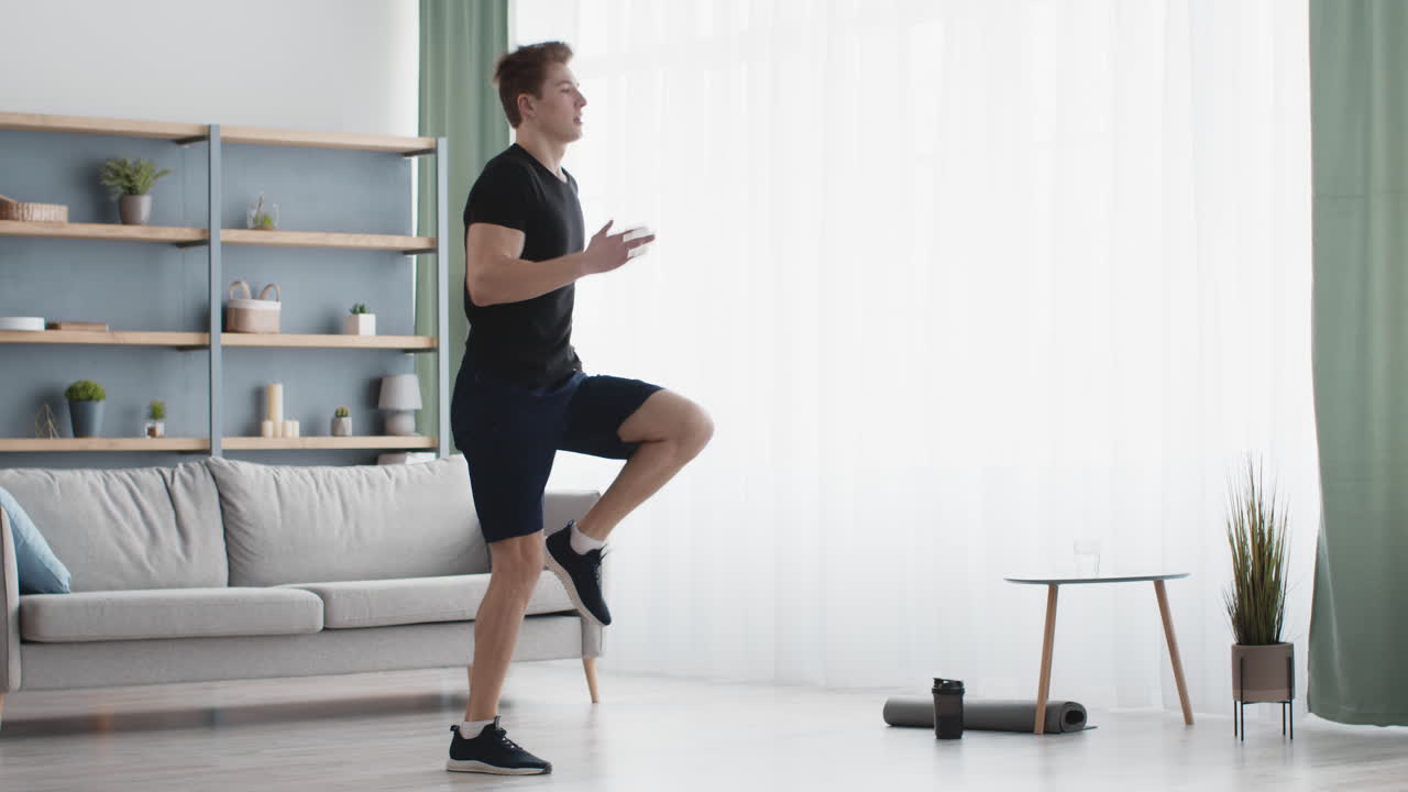 Uomo che fa jumping jacks a casa