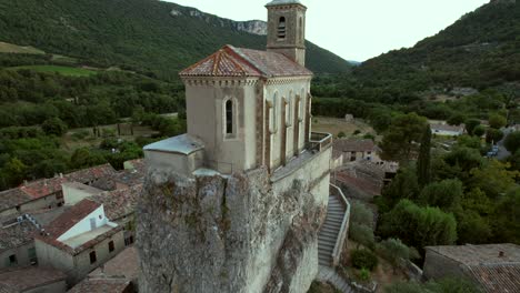 la capilla notre-dame-de-la-consolation, construida en 1894 en lo alto de un espolón rocoso con vistas a una aldea en pierrelongue.