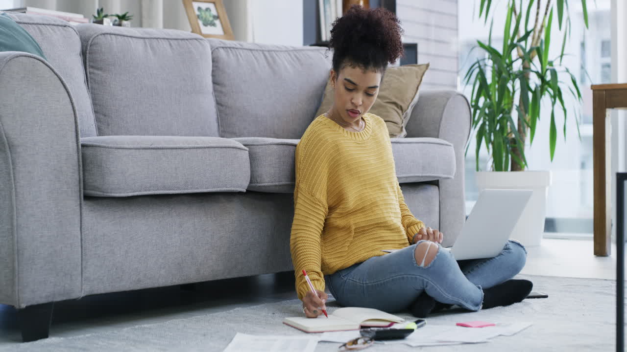 una joven usando su computadora portátil mientras está sentada