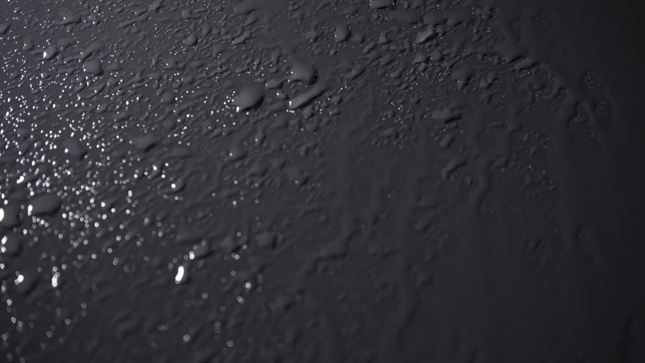 imágenes de gotas húmedas rociadas sobre un fondo negro