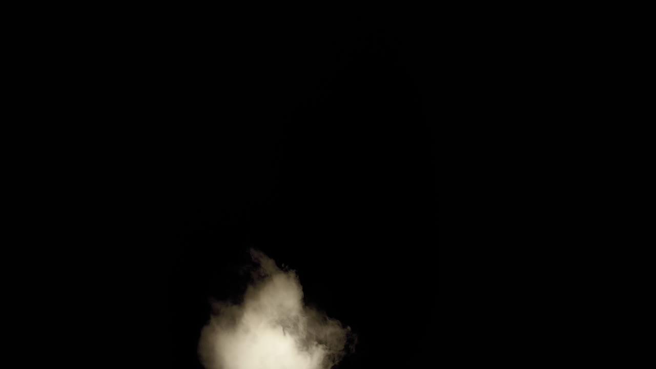 시 ⁇ 레이션된 불빛으로 켜진 스크린 하단에 작은 양의 연기가 있습니다.