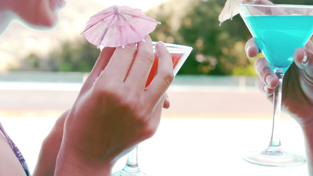 수영장 에서 휴식을 취하는 매력적인 커플