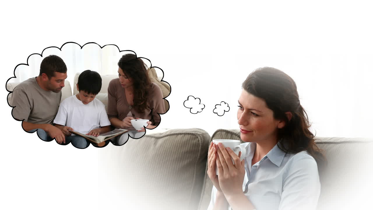 mujer pensando en su hijo y su marido