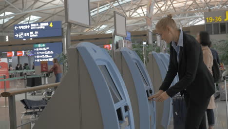 Mujer-Que-Utiliza-La-Máquina-De-Autoservicio-Para-Realizar-El-Check-in.