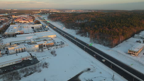 Vista-Aérea-De-Vehículos-Circulando-Por-La-Autopista-Durante-El-Invierno-En-Dabrowa,-Polonia.