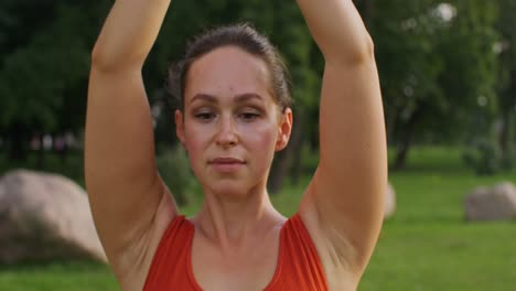 mujer practicando yoga en un parque