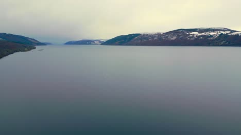 Luftpanoramablick-Auf-Die-Majestätische-Gegend-Des-Loch-Ness-Sees