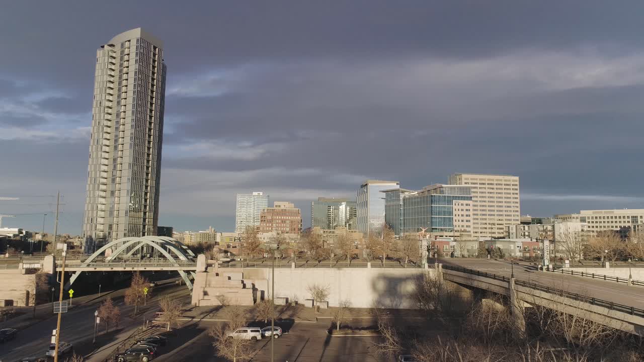 Volo con drone su Denver LoDo per rivelare il paesaggio urbano.