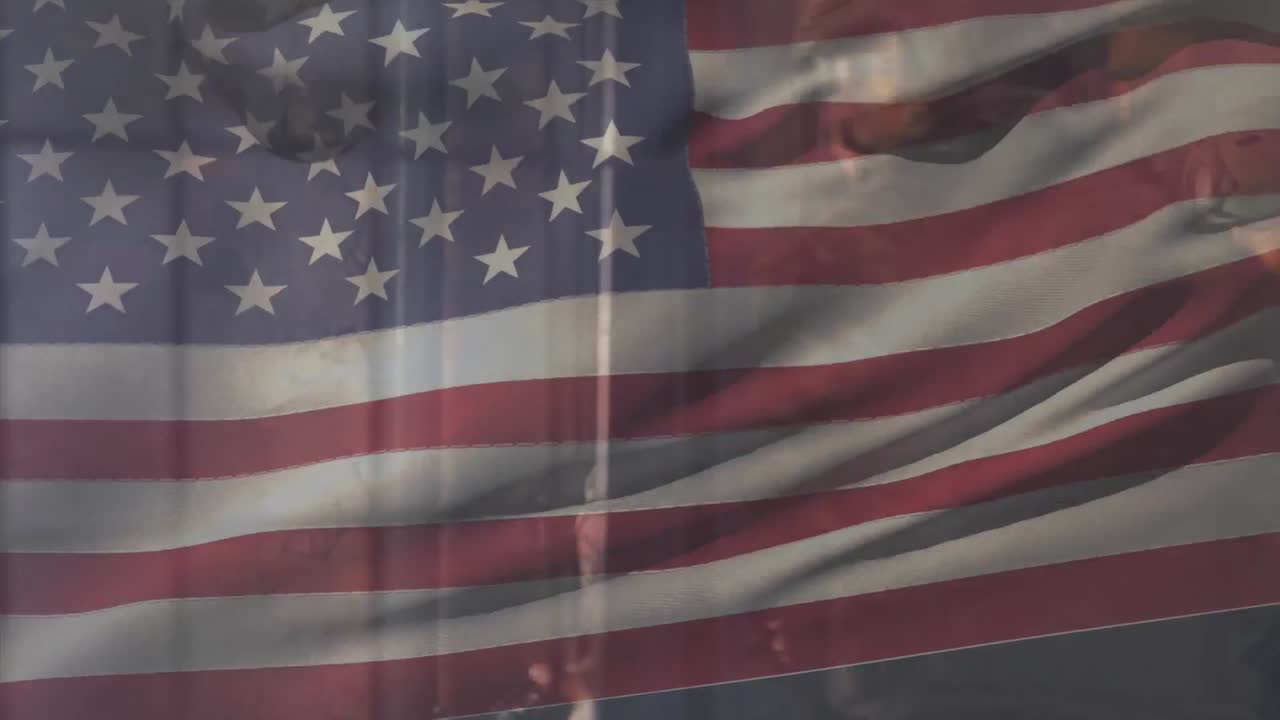 animación de la bandera de ee.uu. sobre varios soldados