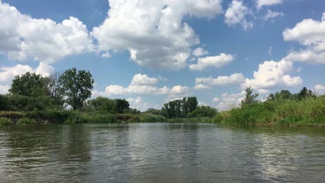 Lapso-De-Tiempo-Del-Río-Warta-Durante-Un-Hermoso-Día-De-Verano-Con-Nubes-Blancas-Moviéndose-Rápido-Sobre-El-Agua