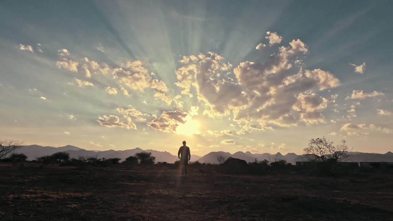 en el desierto los hombres cambian y las puestas de sol renuevan a la gente.