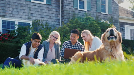 Gruppe-Von-Freunden-Mit-Hunden-Und-Laptop