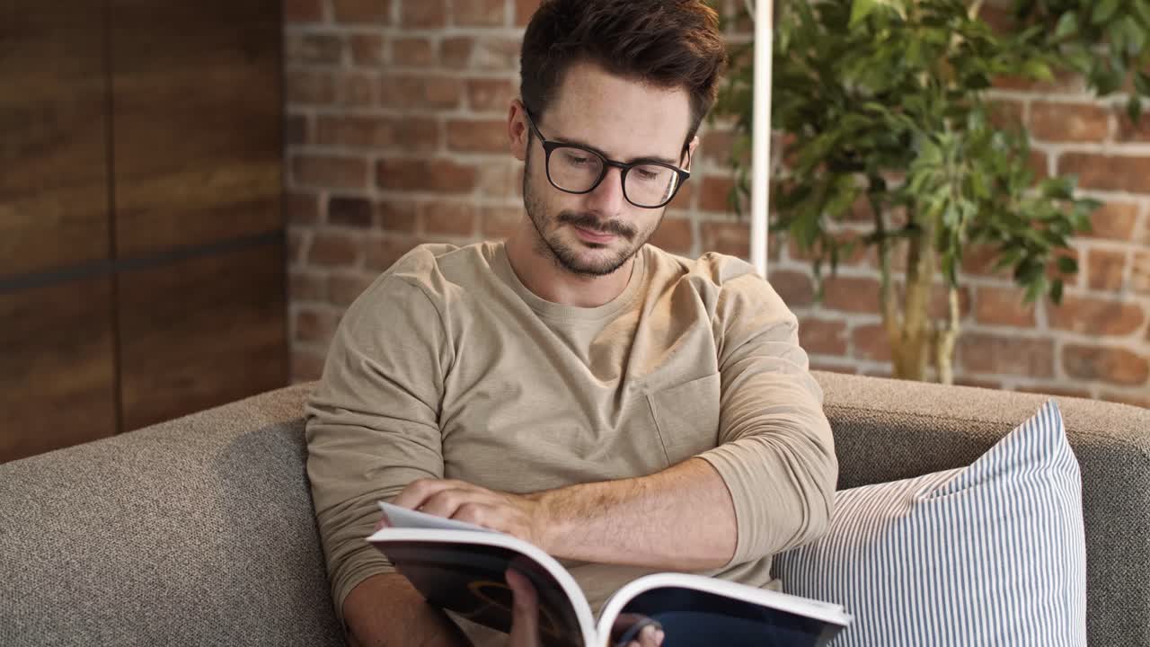hombre de negocios leyendo un libro en la oficina de su casa