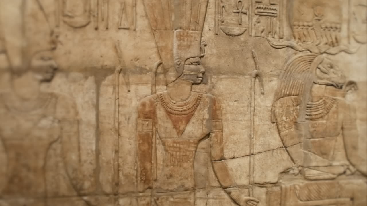 Muinaiset egyptiläiset kaiverrukset ja reliefit hieroglyfeineen faaraon haudassa