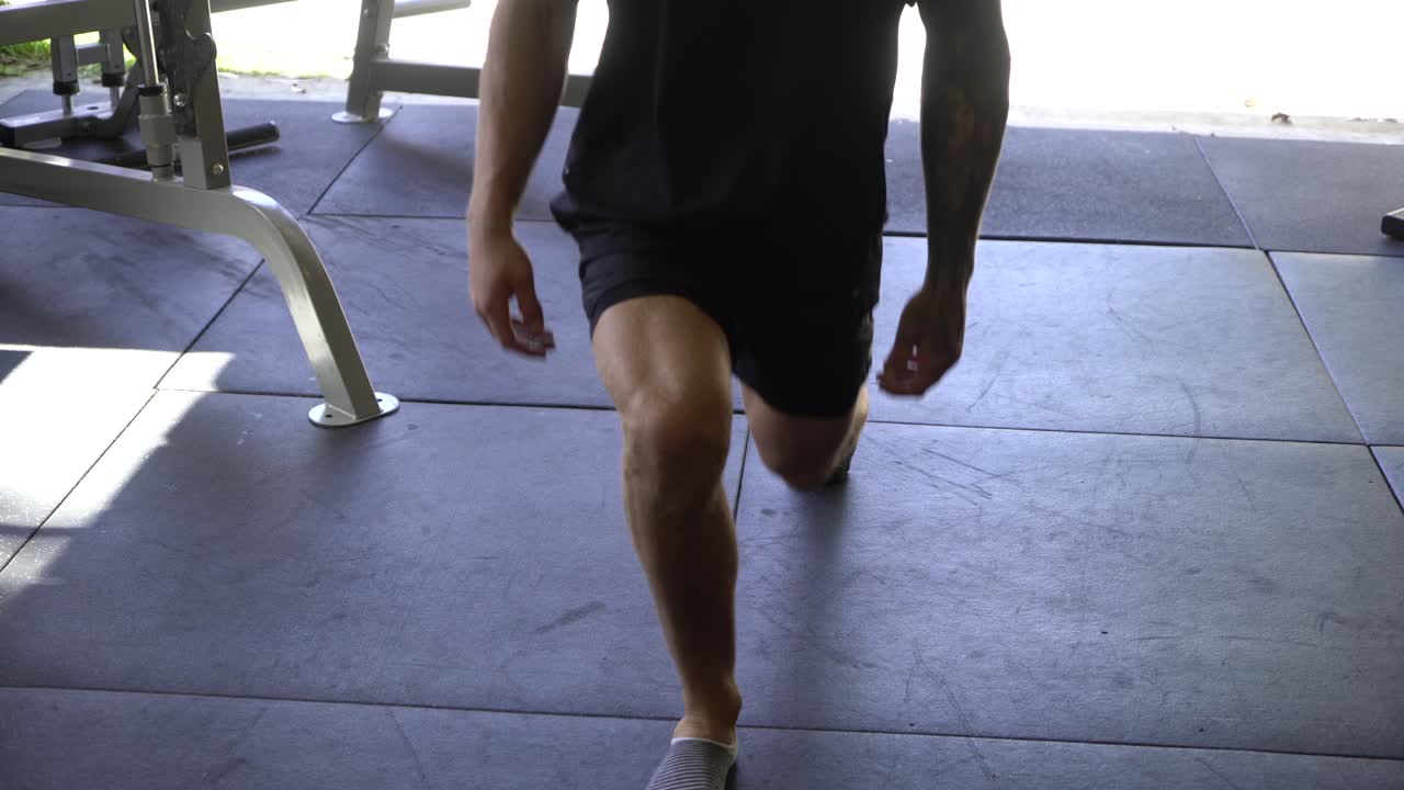 정면 정적 런지에서 홈 체육관에서 문신 남자 근육 샷