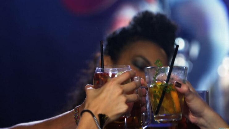 Amici che brindano a bicchieri da cocktail