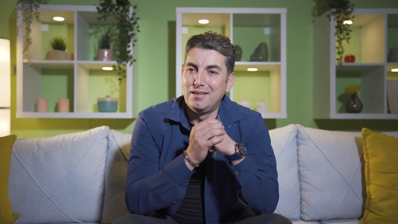 el hombre afligido se vuelve emocional y deprimido en casa.