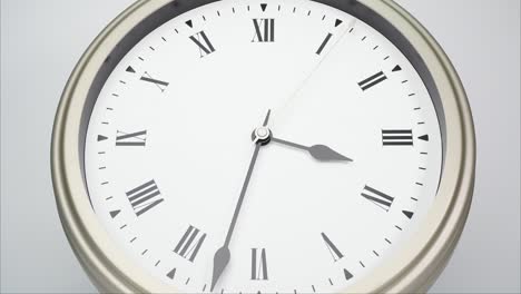el reloj de pared de plata de lapso de tiempo muestra el a las 4 horas.