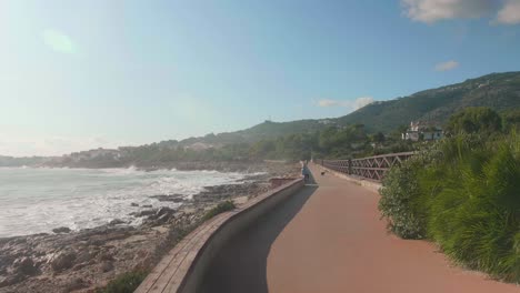 paseo marítimo de alcossebre cerca de la playa en un día de verano