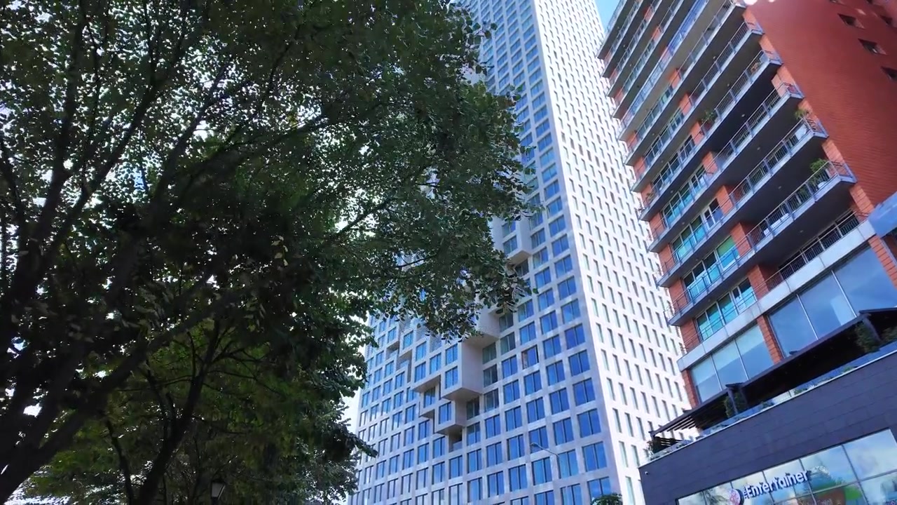 Edificio moderno de nueva construcción en Tirana, Albania, con diseño futurista.
