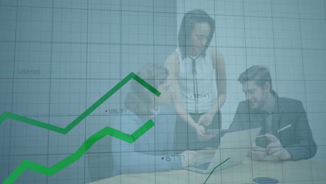 reunión de negocios con colegas discutiendo sobre la animación de gráficos de datos financieros