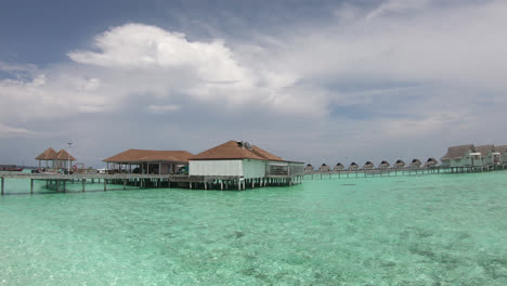 playa tropical y mar en maldivas
