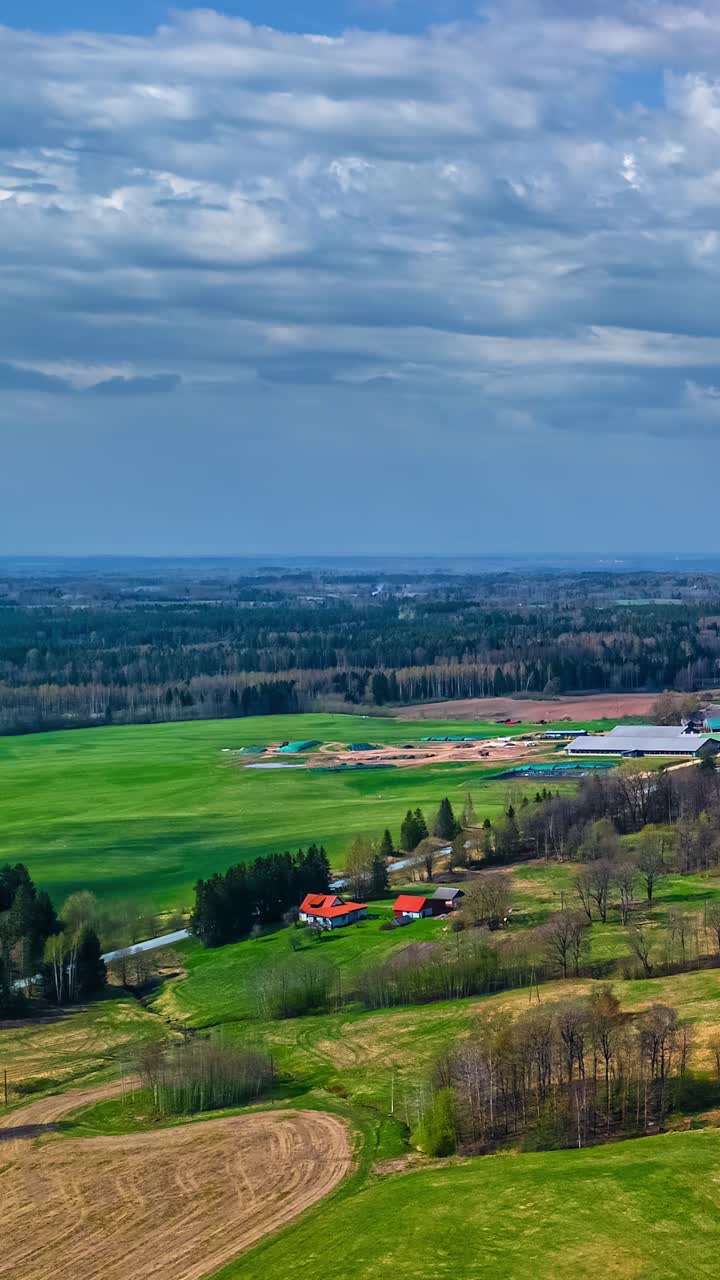 Landelijke omgeving met wolken die bewegen over weelderige groene velden.