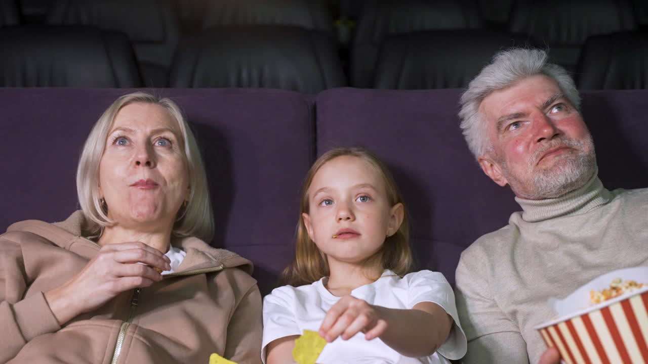Familie, der sidder i en VIP-biograf.