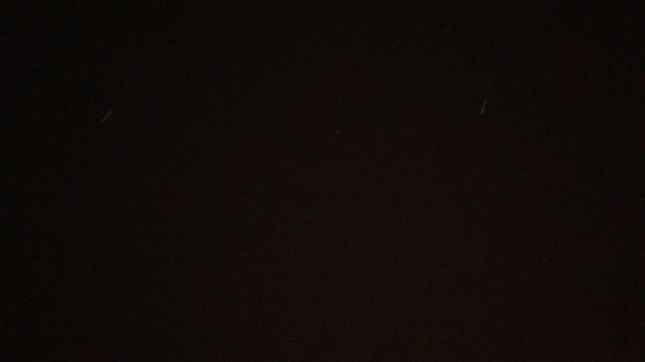 nieve aislada cayendo sobre un fondo negro