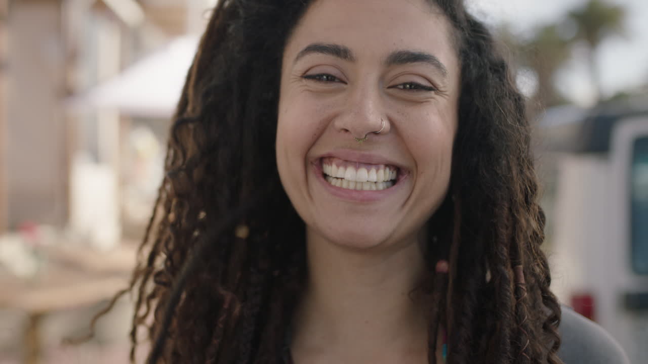 retrato de una joven mujer hispana riendo juguetona disfrutando de la vida corre de la mano a través del cabello