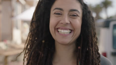 retrato de una joven mujer hispana riendo juguetona disfrutando de la vida corre de la mano a través del cabello