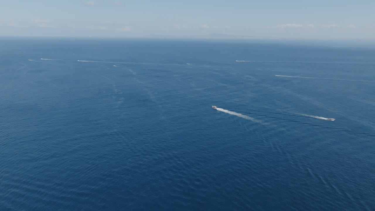 바다를 가로지르는 하얀 물결을 만드는 보트와 함께 지중해의 깊고 푸른 넓은 공중